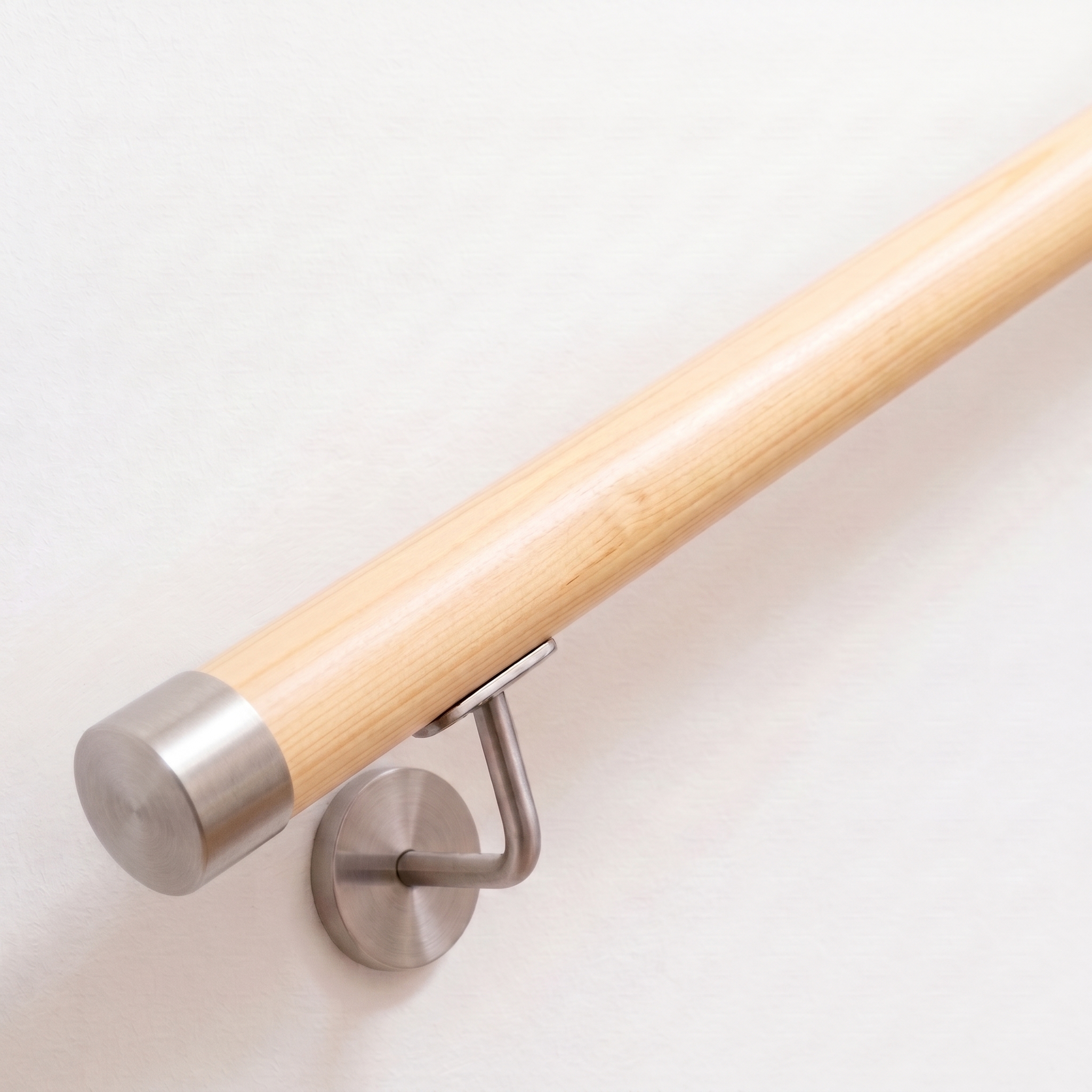 Ronde leuning van vuren/dennen met roestvrijstalen onderdelen, Ø 42 mm | trap, balustrade, wand | op maat