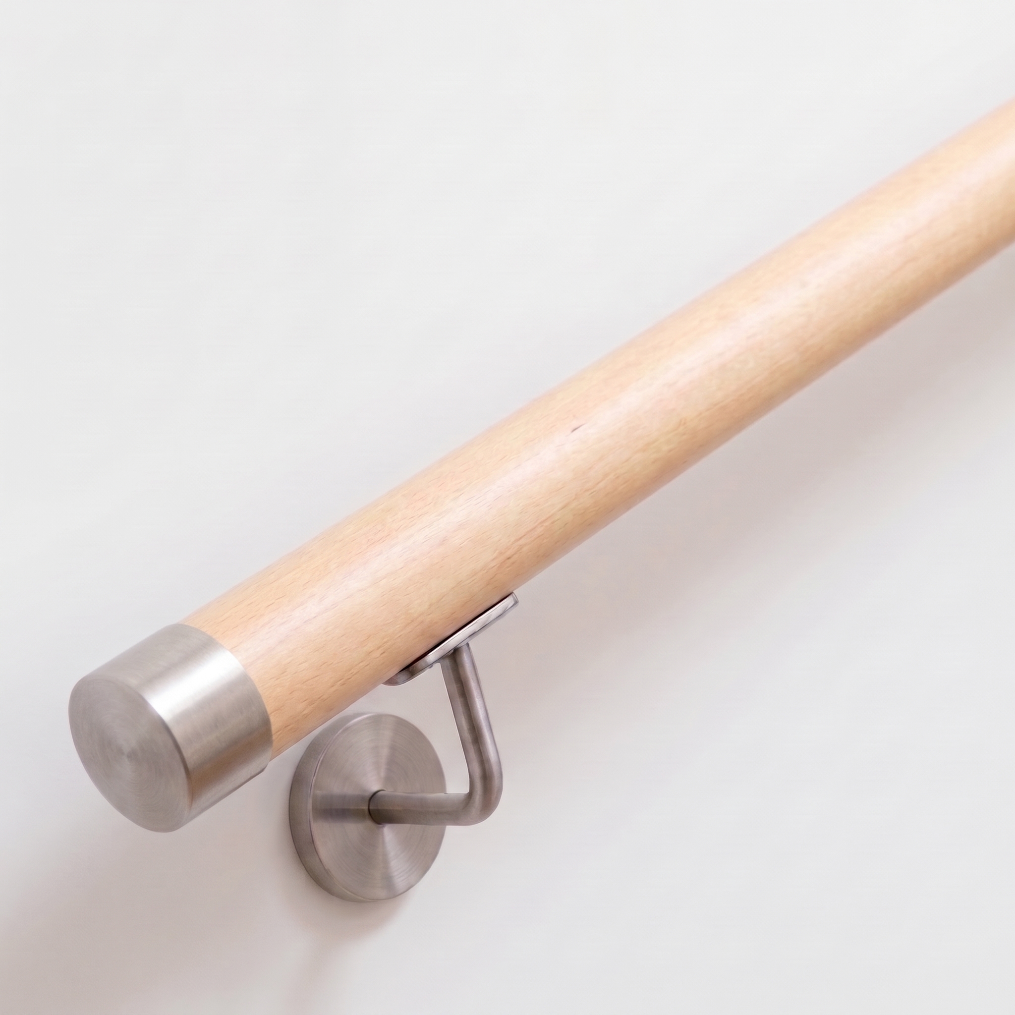 Ronde leuning van esdoornhout met roestvrijstalen onderdelen, Ø 42 mm | trap, balustrade, wand | op maat